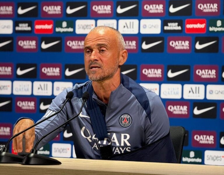 Luis Enrique i Achraf Hakimi na konferencji prasowej przed meczem z Barceloną