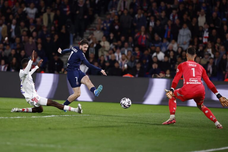 Parc des Princes padło, Lyon wyjeżdza z tarczą